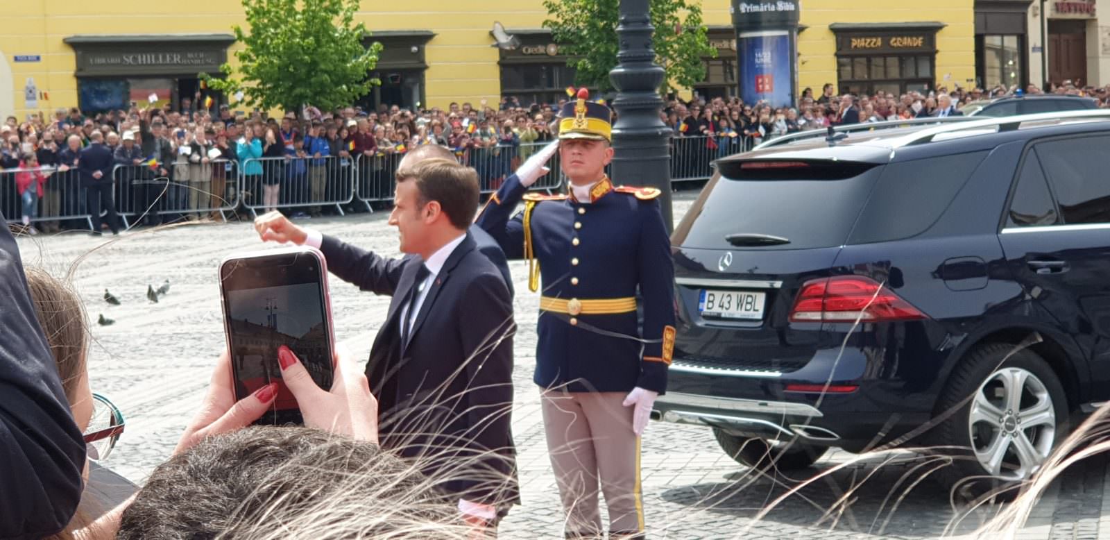 VIDEO FOTO - Președintele Franței aclamat în Piața Mare. Macron a salutat mulțimea