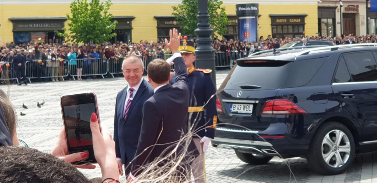 UPDATE VIDEO FOTO Liderii europeni primiți pe covorul roșu din Piața Mare. Mii de sibieni îi așteaptă