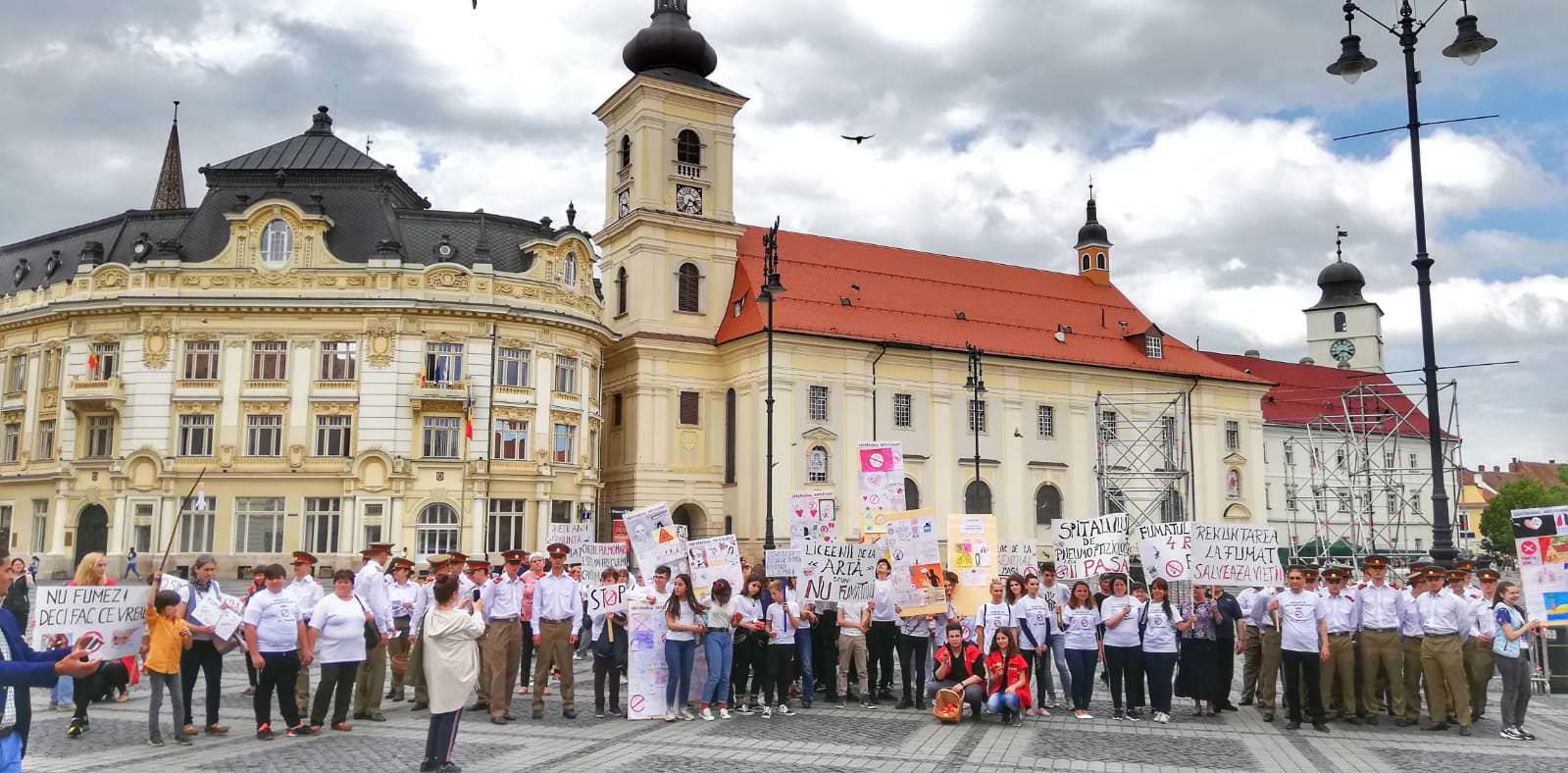 FOTO - Sute de oameni au participat la Marșul Anti-Fumat organizat în centrul Sibiului