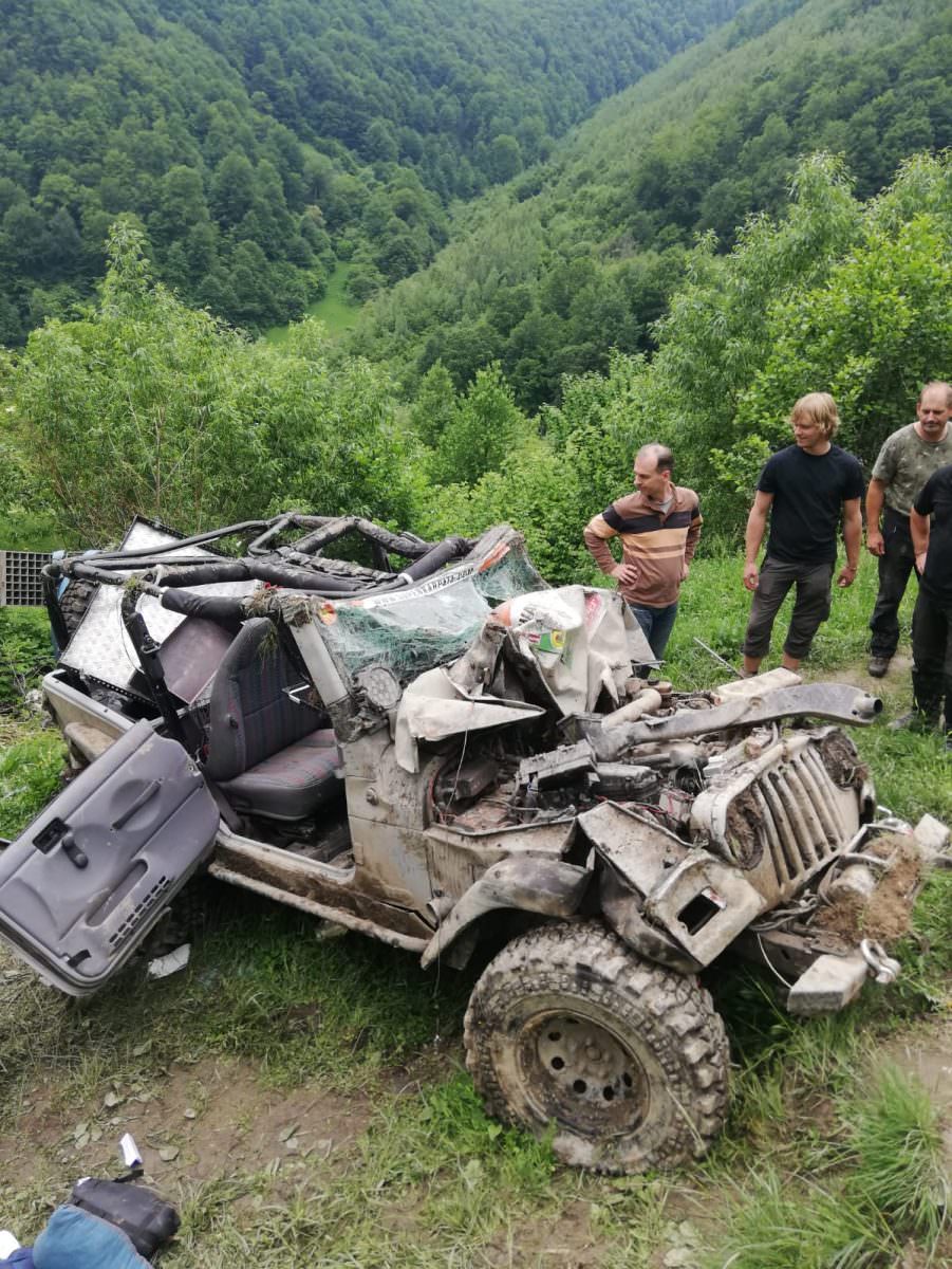 foto doi răniți pe valea lotrioarei - ambulanța care îi ducea la spital a facut și ea accident