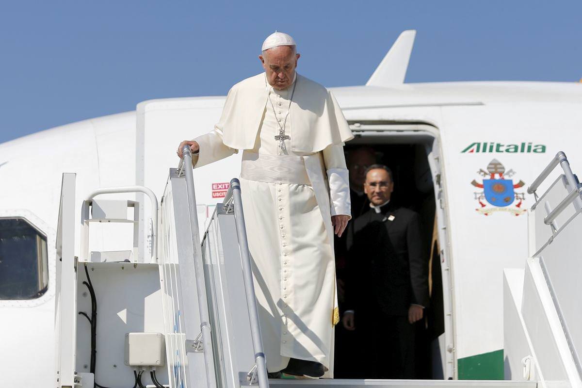 video papa francisc începe vizita în românia - avionul a decolat de la roma