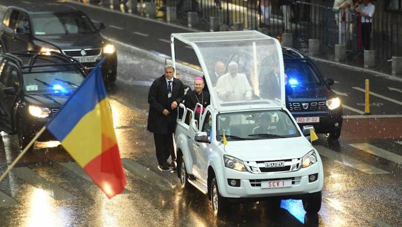 video papa francisc cu papamobilul în bucurești. suveranul, aplaudat și ovaționat!