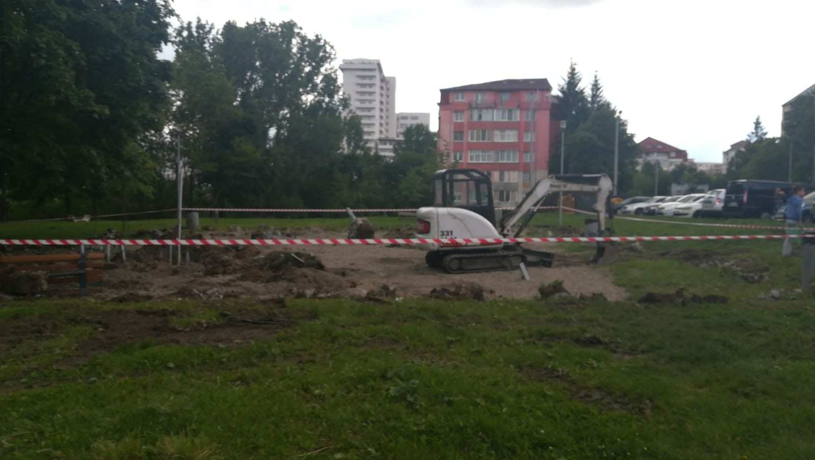 video foto – zeci de copii protestează la locul de joacă demolat în valea săpunului – cu pancarte în fața utilajelor!