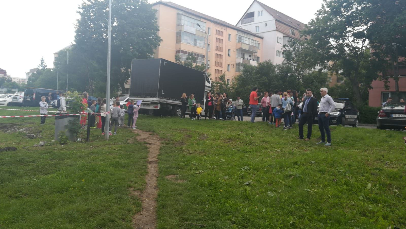 video foto – zeci de copii protestează la locul de joacă demolat în valea săpunului – cu pancarte în fața utilajelor!