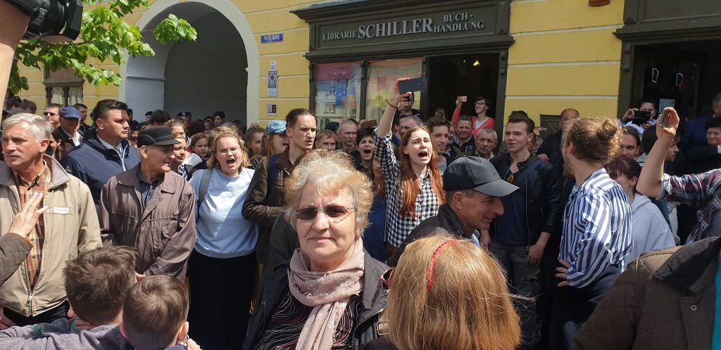 video protest în piața mare de summit - oameni din cinci țări își strigă nemulțumirile în fața liderilor europeni