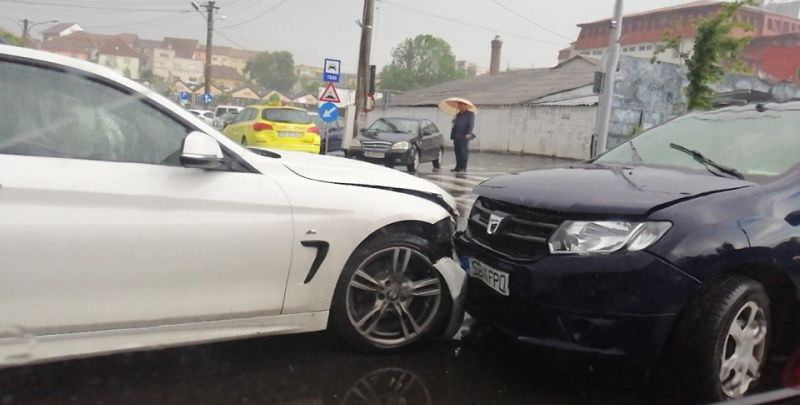 update foto accident în lanț pe coposu – o victimă este încarcerată în mașină