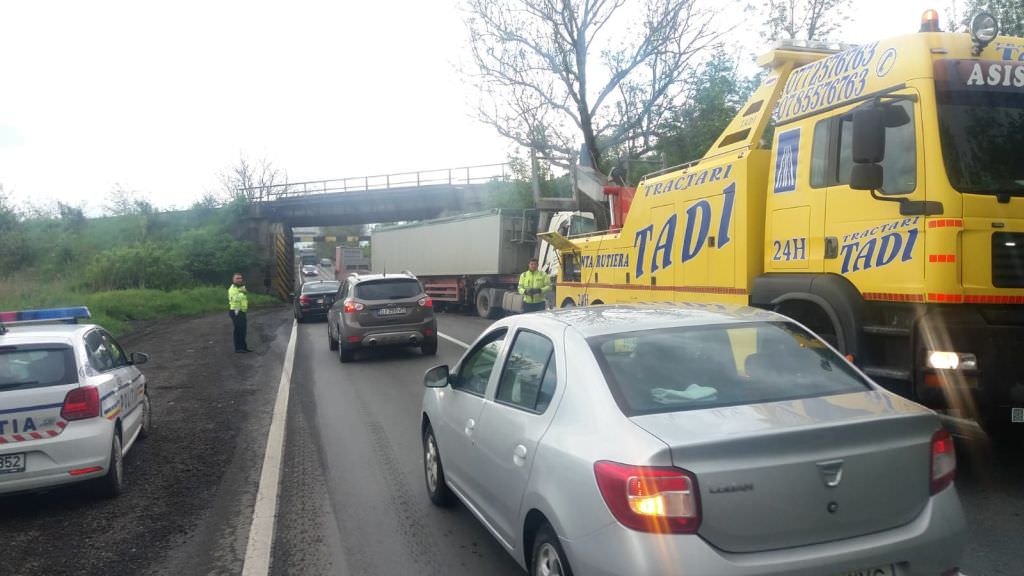 foto accident pe dn7 la veștem - s-au ciocnit două tir-uri