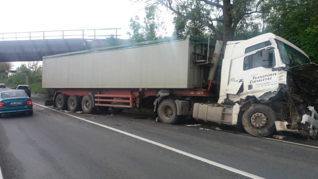 FOTO Accident pe DN7 la Veștem - S-au ciocnit două TIR-uri