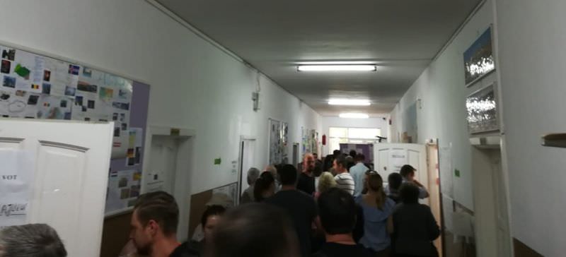 foto video - coadă și la sibiu la secțiile de votare. oamenii se mobilizează la vot