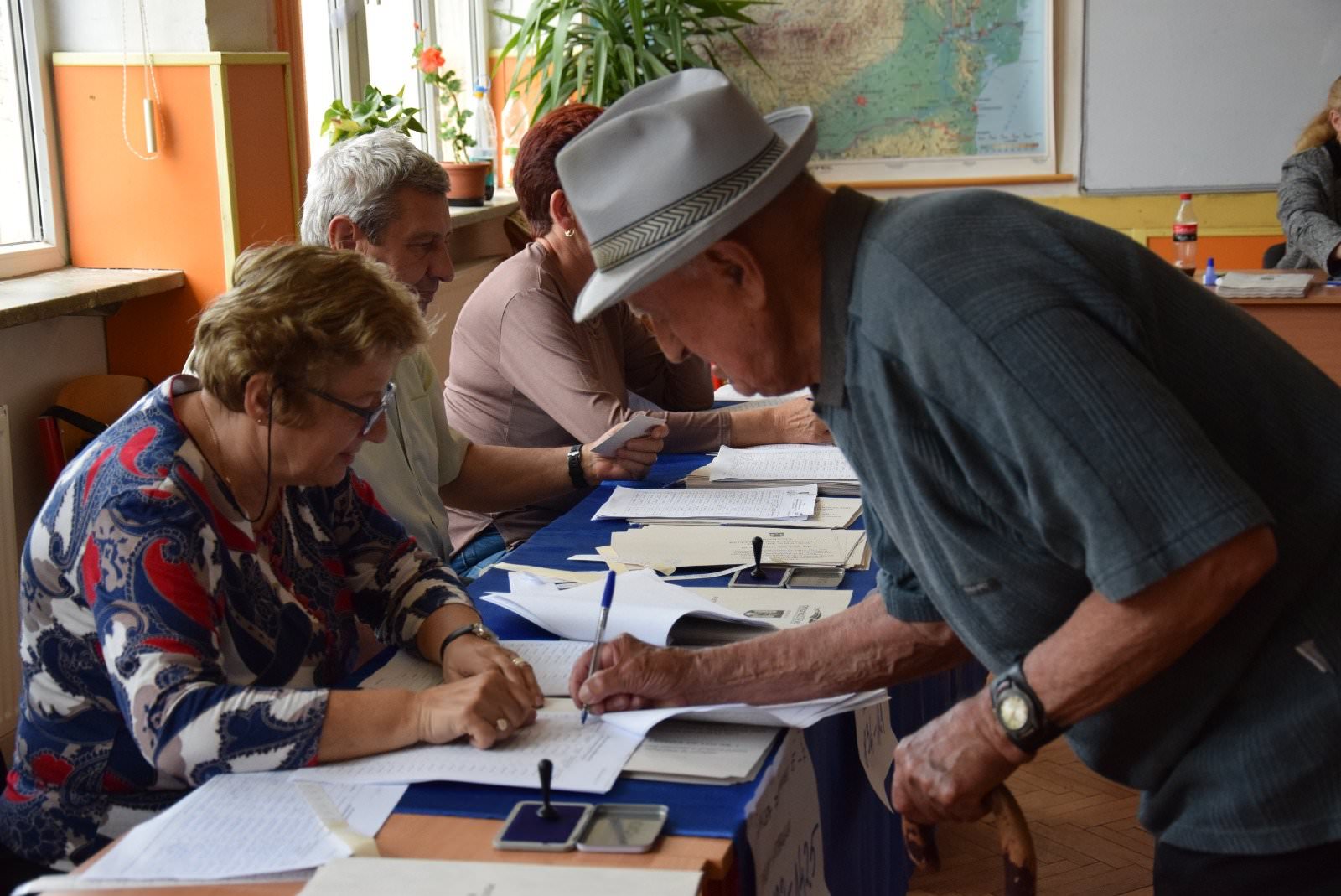 s-au deschis toate secţiile vot în judeţul sibiu. vezi cine votează dimineaţa