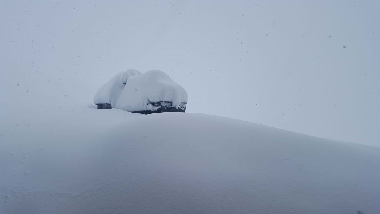 update video foto - ninge puternic la bâlea lac - și la păltiniș e iarnă din nou. sibiul lovit de un val de frig