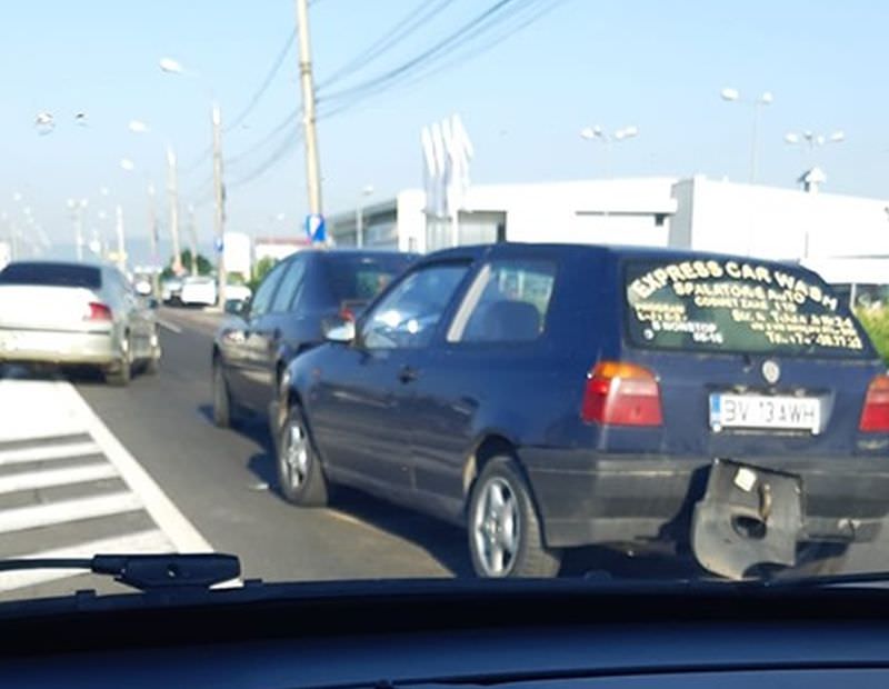 foto accident cu trei mașini la aeroport - cel puțin un rănit