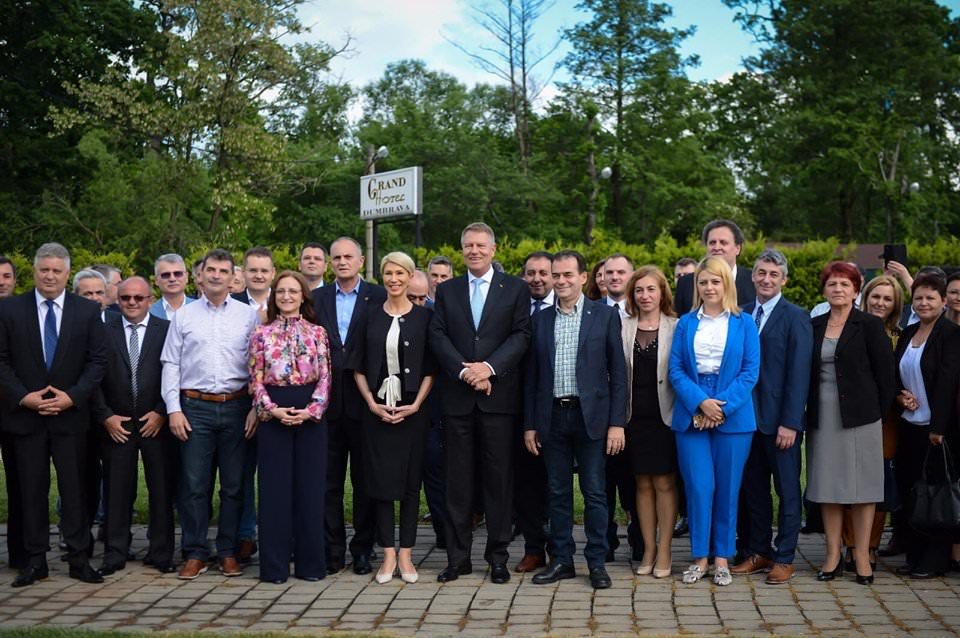 FOTO Klaus Iohannis a petrecut la Sibiu cu membrii PNL înainte de întâlnirea cu Papa Francisc de duminică