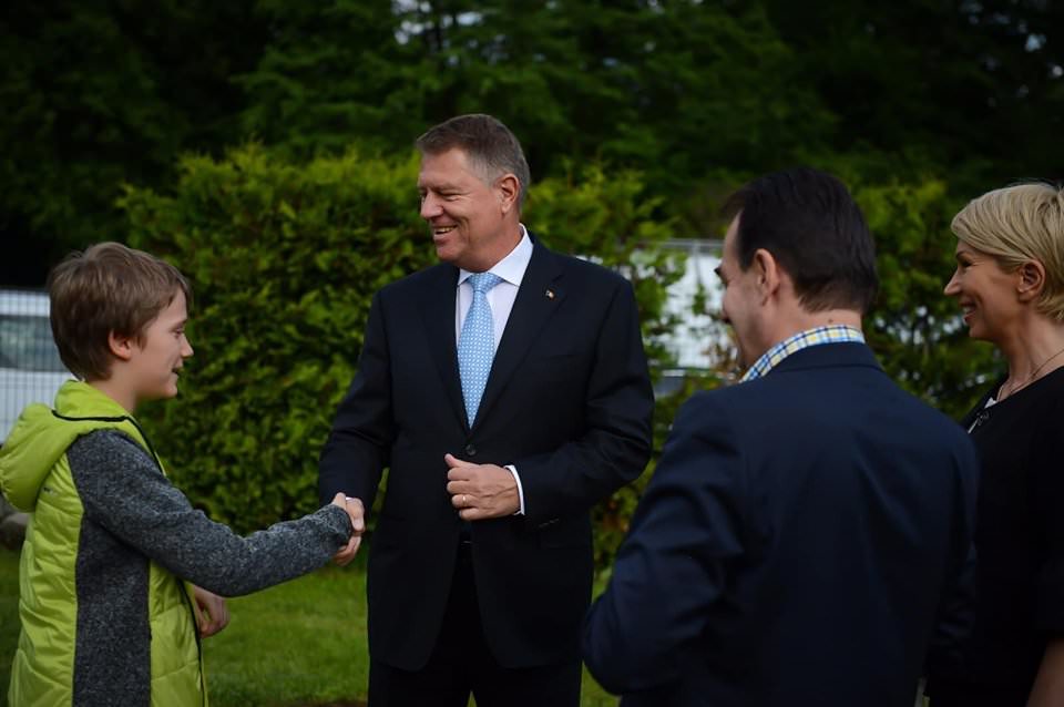 FOTO Klaus Iohannis a petrecut la Sibiu cu membrii PNL înainte de întâlnirea cu Papa Francisc de duminică