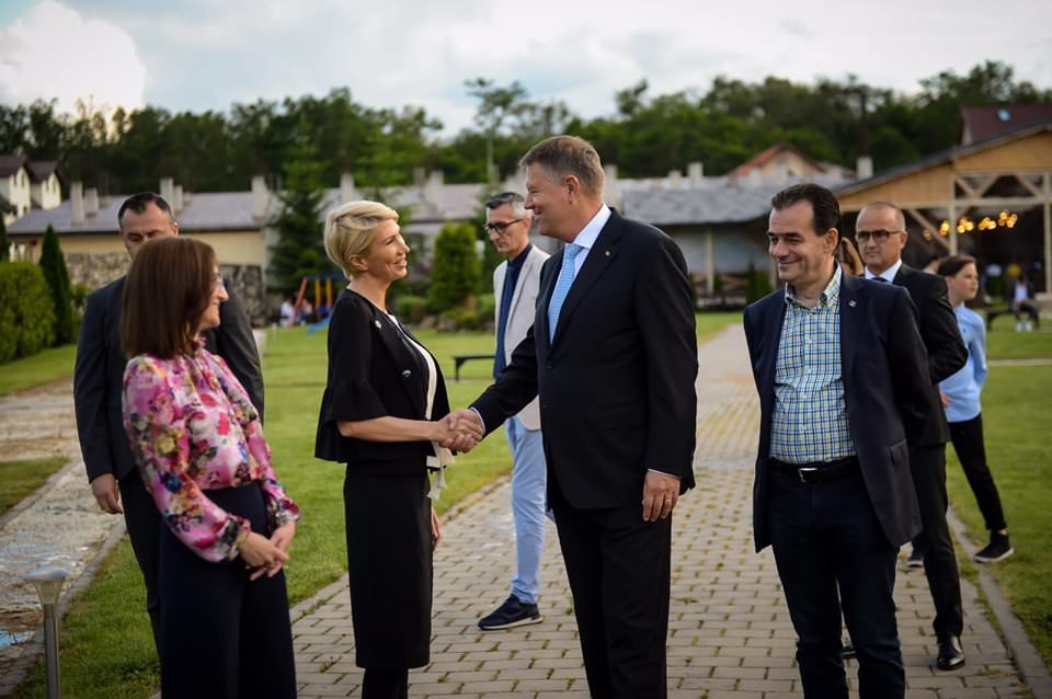 FOTO Klaus Iohannis a petrecut la Sibiu cu membrii PNL înainte de întâlnirea cu Papa Francisc de duminică