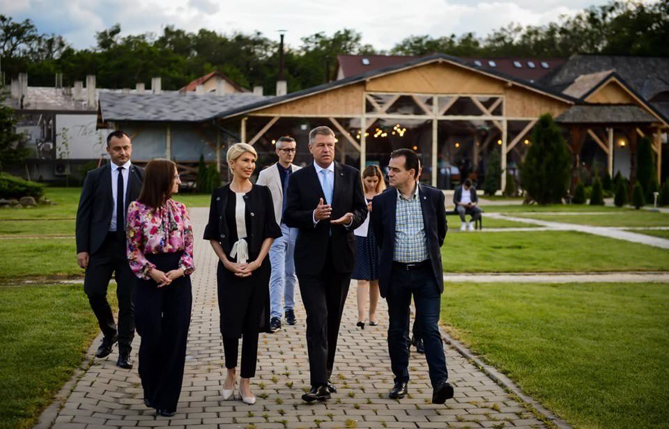 FOTO Klaus Iohannis a petrecut la Sibiu cu membrii PNL înainte de întâlnirea cu Papa Francisc de duminică