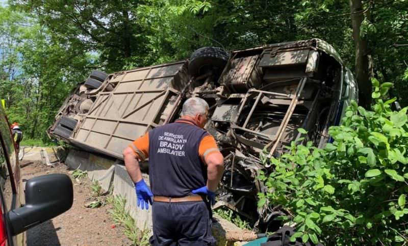 video foto - autocar cu 50 de persoane, răsturnat la brașov - printre ele și 30 de copii