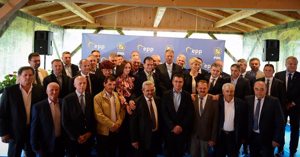 FOTO Klaus Iohannis a petrecut la Sibiu cu membrii PNL înainte de întâlnirea cu Papa Francisc de duminică