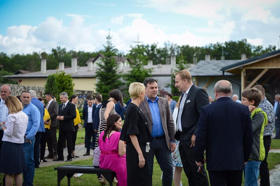 FOTO Klaus Iohannis a petrecut la Sibiu cu membrii PNL înainte de întâlnirea cu Papa Francisc de duminică