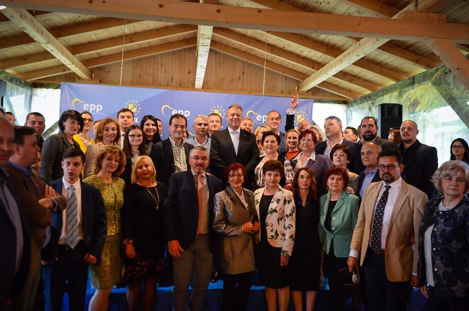 FOTO Klaus Iohannis a petrecut la Sibiu cu membrii PNL înainte de întâlnirea cu Papa Francisc de duminică