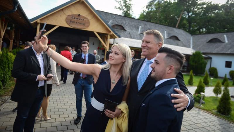 FOTO Klaus Iohannis a petrecut la Sibiu cu membrii PNL înainte de întâlnirea cu Papa Francisc de duminică