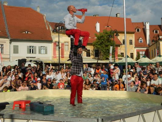 FOTO: A șaptea zi a FITS a adus o insulă cu apă în Piața Mică și invazia Roșului pe Nicolae Bălcescu!