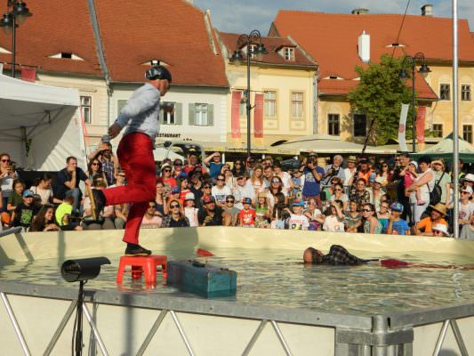 FOTO: A șaptea zi a FITS a adus o insulă cu apă în Piața Mică și invazia Roșului pe Nicolae Bălcescu!