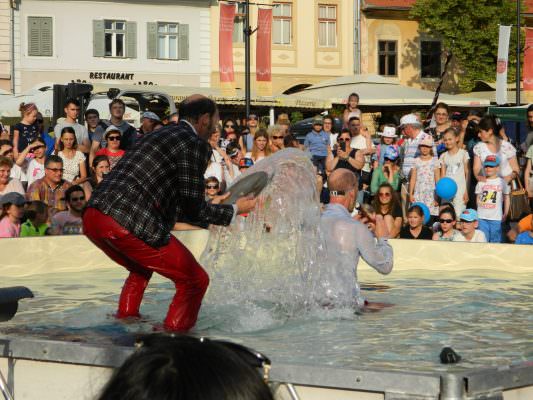 FOTO: A șaptea zi a FITS a adus o insulă cu apă în Piața Mică și invazia Roșului pe Nicolae Bălcescu!