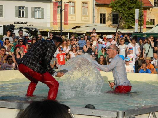 FOTO: A șaptea zi a FITS a adus o insulă cu apă în Piața Mică și invazia Roșului pe Nicolae Bălcescu!