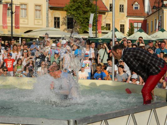 FOTO: A șaptea zi a FITS a adus o insulă cu apă în Piața Mică și invazia Roșului pe Nicolae Bălcescu!