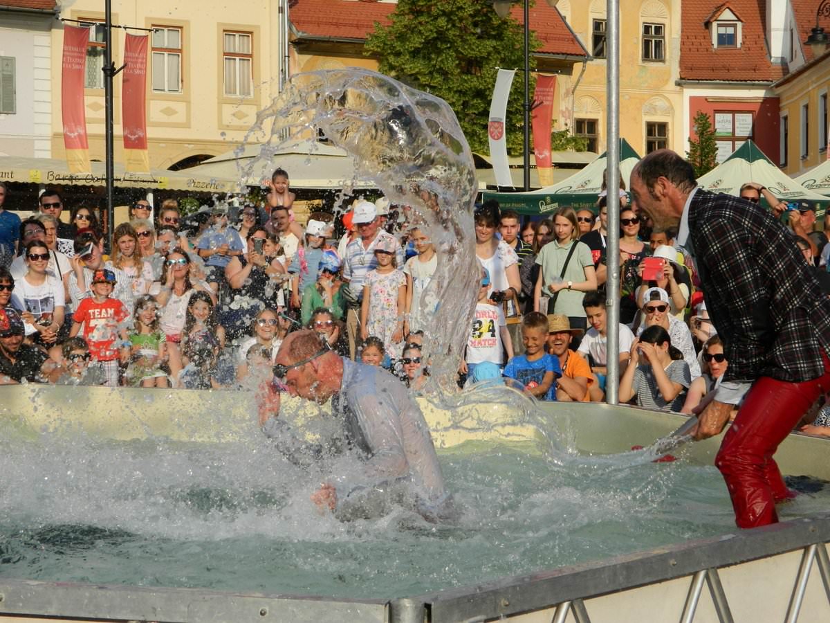 FOTO: A șaptea zi a FITS a adus o insulă cu apă în Piața Mică și invazia Roșului pe Nicolae Bălcescu!