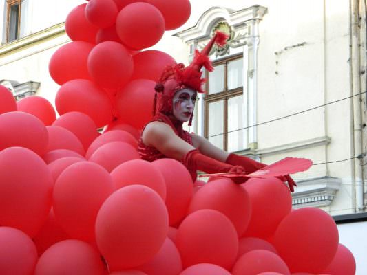 FOTO: A șaptea zi a FITS a adus o insulă cu apă în Piața Mică și invazia Roșului pe Nicolae Bălcescu!