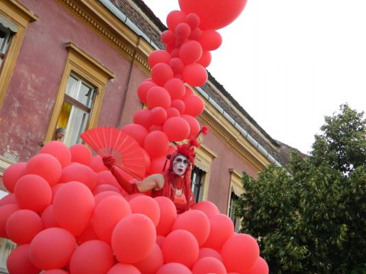 FOTO: A șaptea zi a FITS a adus o insulă cu apă în Piața Mică și invazia Roșului pe Nicolae Bălcescu!