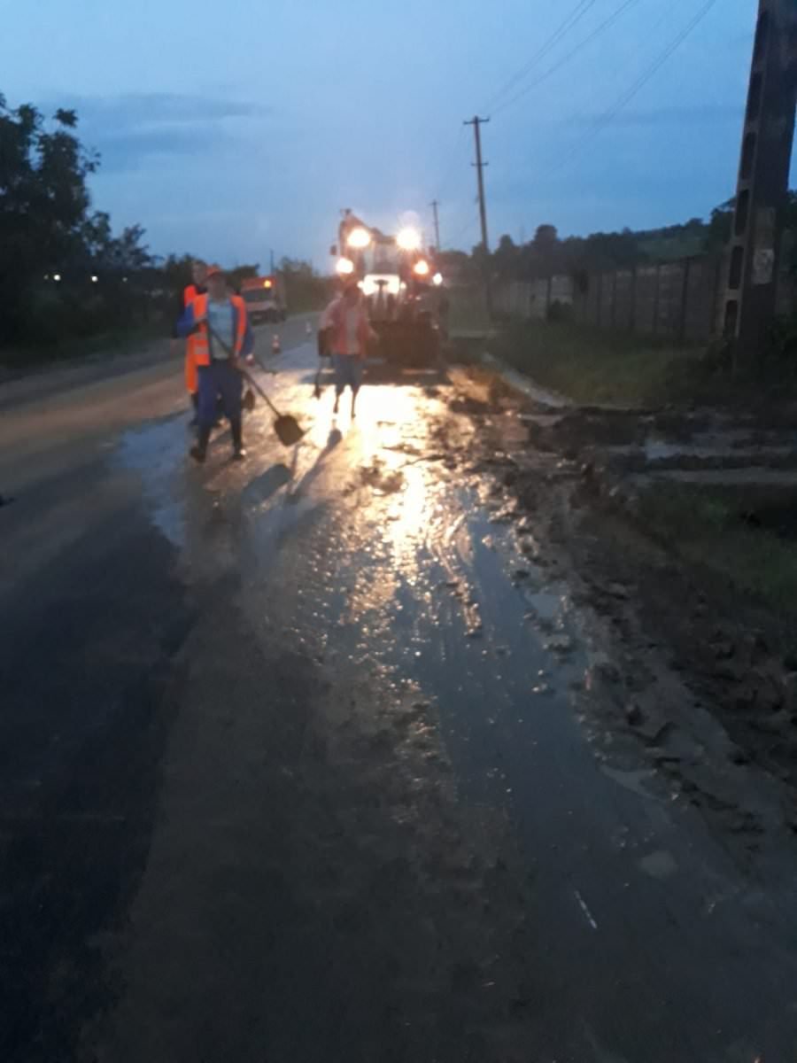 FOTO Drum inundat la Dumbrăveni. Se circulă alternativ