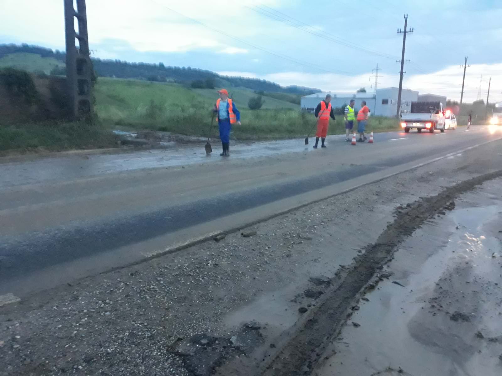 foto drum inundat la dumbrăveni. se circulă alternativ