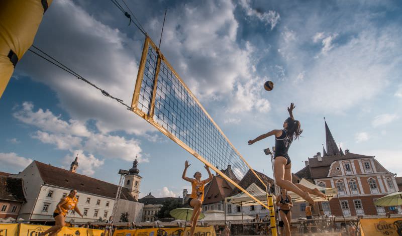 piața mică se transformă din nou în plajă pentru sibiu sands