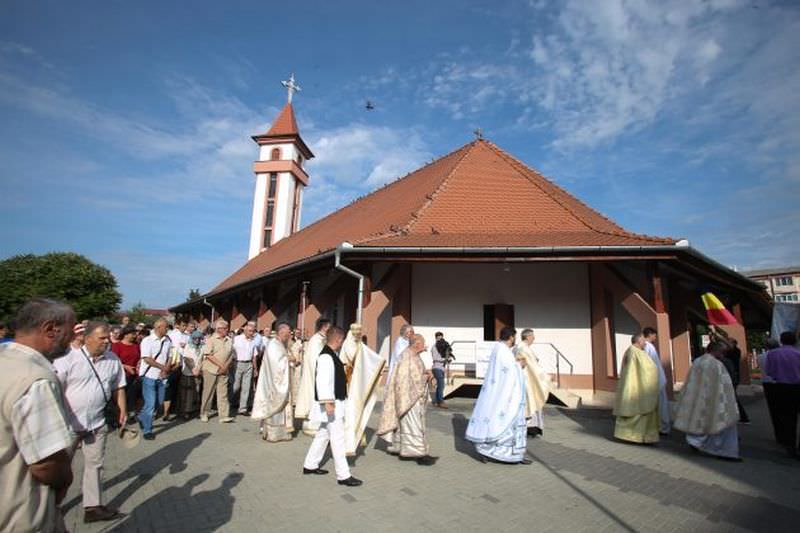 foto s-a sfințit biserica din vasile aron . carabulea, trihenea și presecan, ctitori