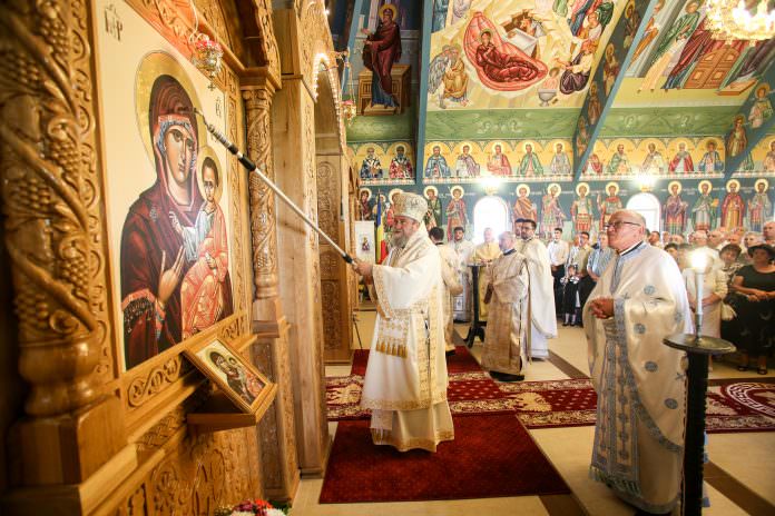 foto s-a sfințit biserica din vasile aron . carabulea, trihenea și presecan, ctitori