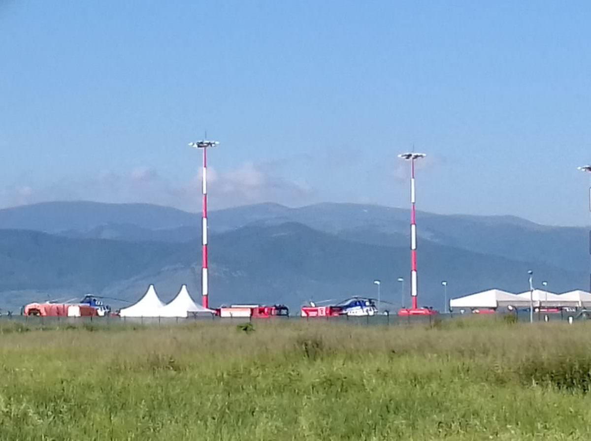 foto papa francisc a fost primit de oficialități pe aeroportul din sibiu