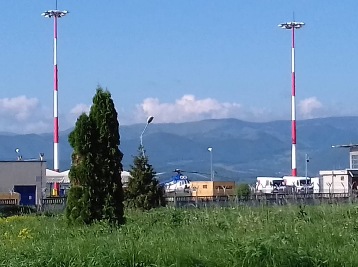 foto papa francisc a fost primit de oficialități pe aeroportul din sibiu