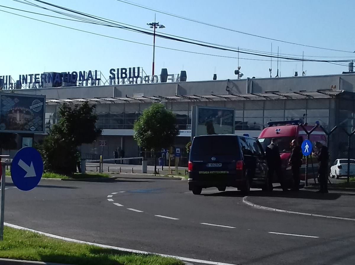 foto papa francisc a fost primit de oficialități pe aeroportul din sibiu