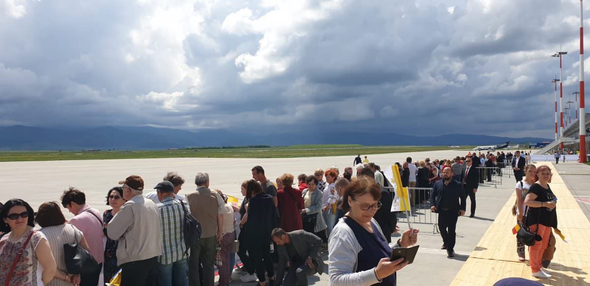 video foto - peste 2.000 de oameni îl așteaptă pe papa francisc pe pista aeroportului din sibiu