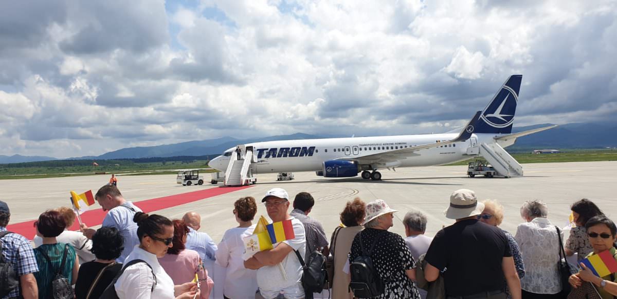 video foto - peste 2.000 de oameni îl așteaptă pe papa francisc pe pista aeroportului din sibiu