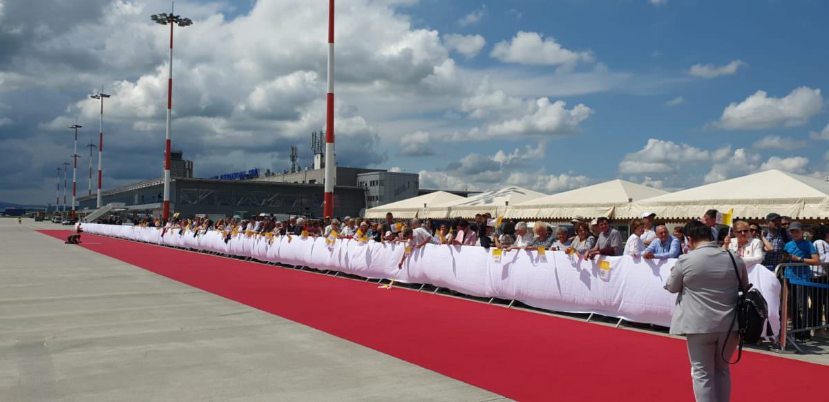 video foto - peste 2.000 de oameni îl așteaptă pe papa francisc pe pista aeroportului din sibiu