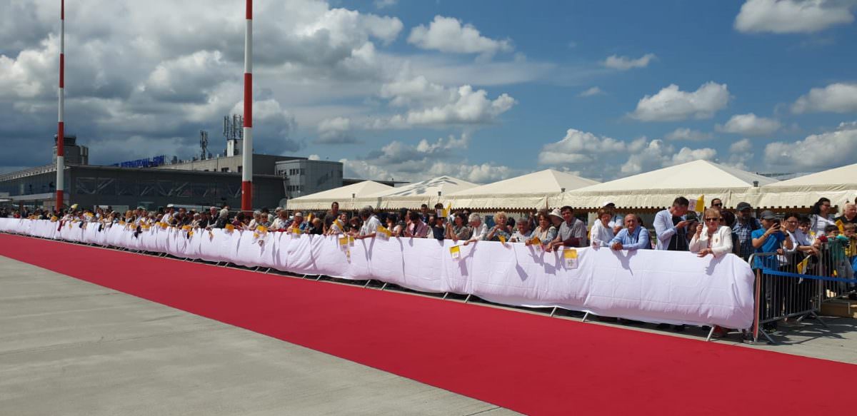 video foto - peste 2.000 de oameni îl așteaptă pe papa francisc pe pista aeroportului din sibiu