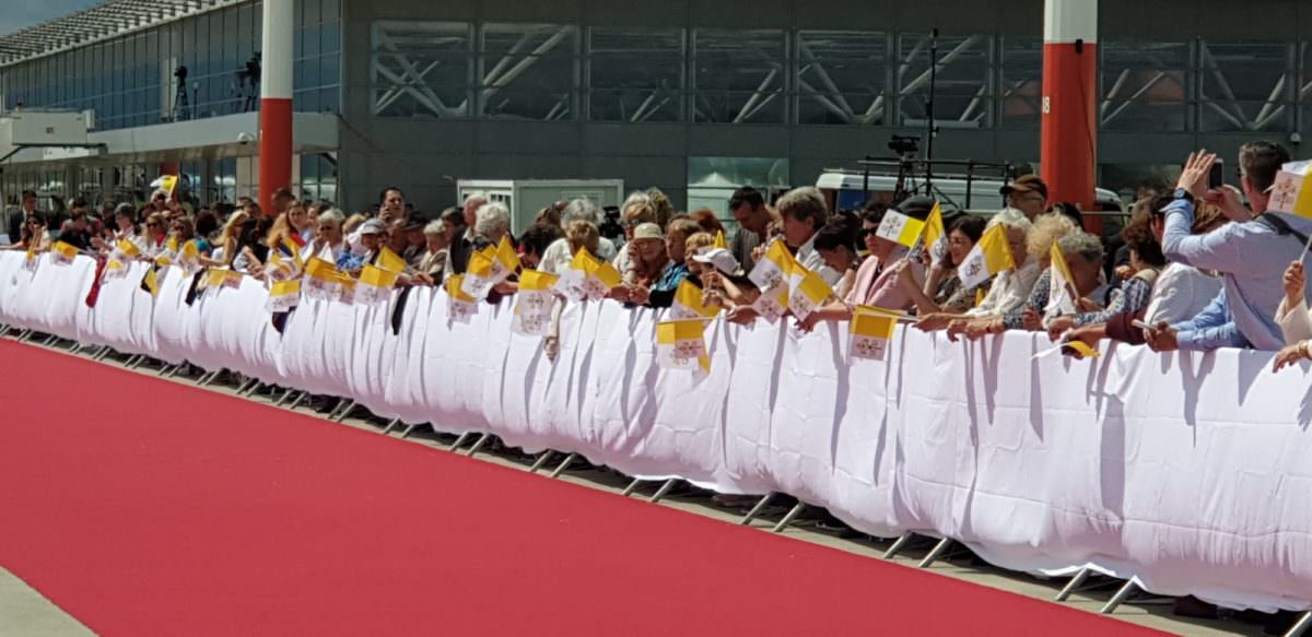 video foto - peste 2.000 de oameni îl așteaptă pe papa francisc pe pista aeroportului din sibiu