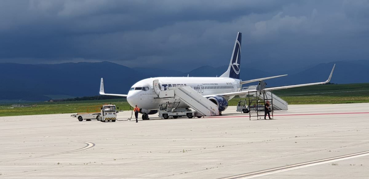 video foto - peste 2.000 de oameni îl așteaptă pe papa francisc pe pista aeroportului din sibiu