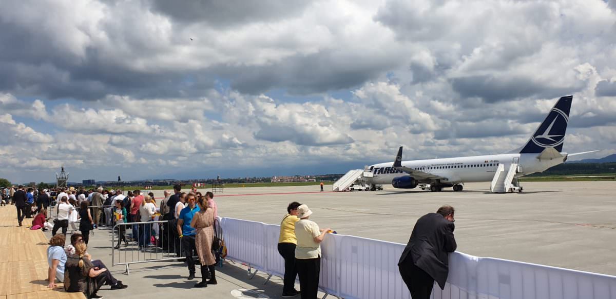 video foto - peste 2.000 de oameni îl așteaptă pe papa francisc pe pista aeroportului din sibiu