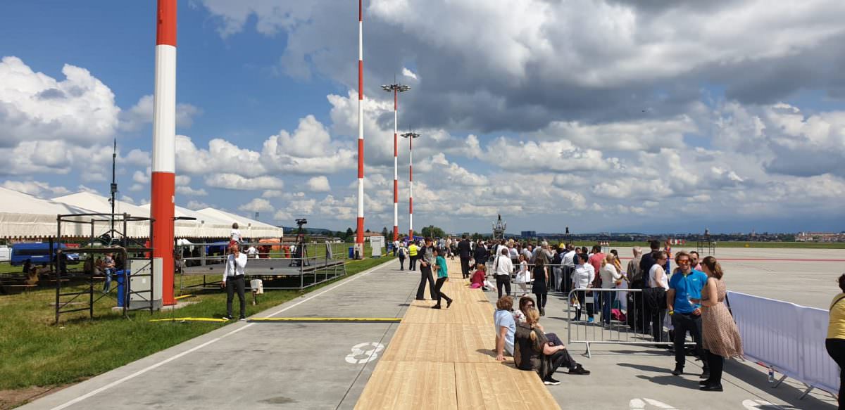 video foto - peste 2.000 de oameni îl așteaptă pe papa francisc pe pista aeroportului din sibiu