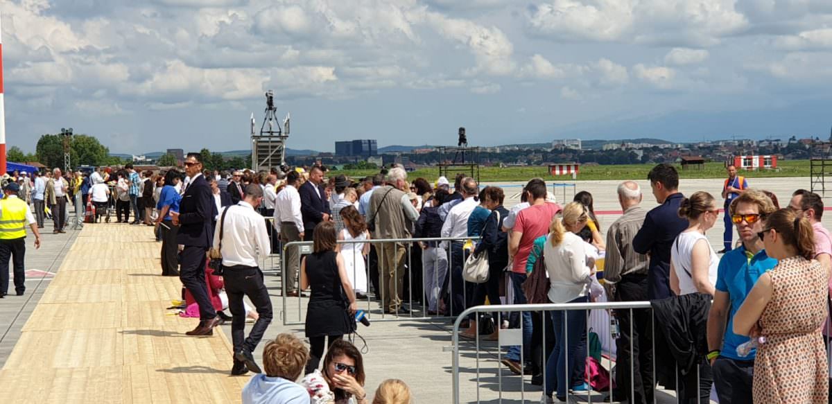 video foto - peste 2.000 de oameni îl așteaptă pe papa francisc pe pista aeroportului din sibiu